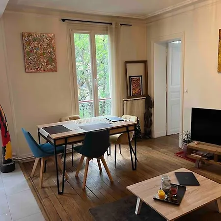 Apartment Haussmanien Au Coeur Du Village Montmartre ! Paris